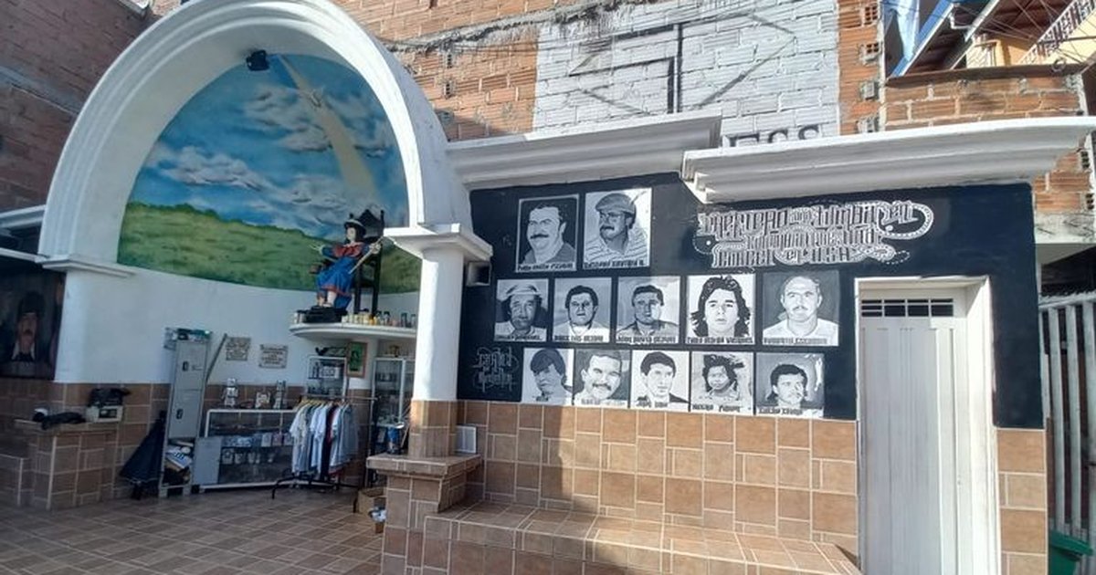 foto real barrio pablo escobar murales