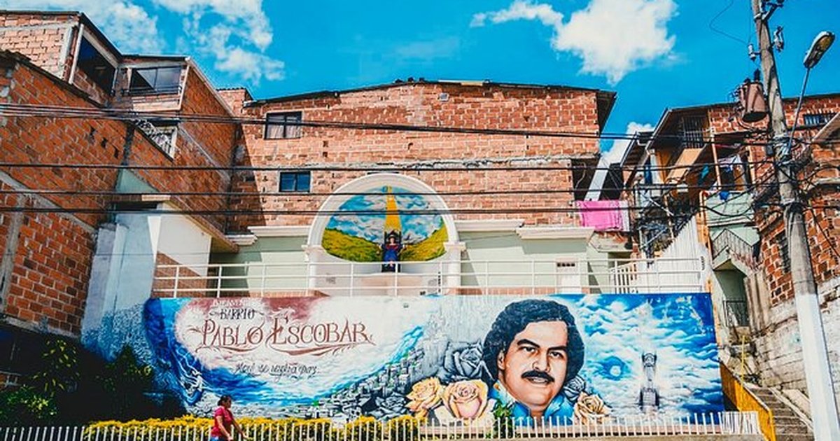 foto real barrio pablo escobar murales