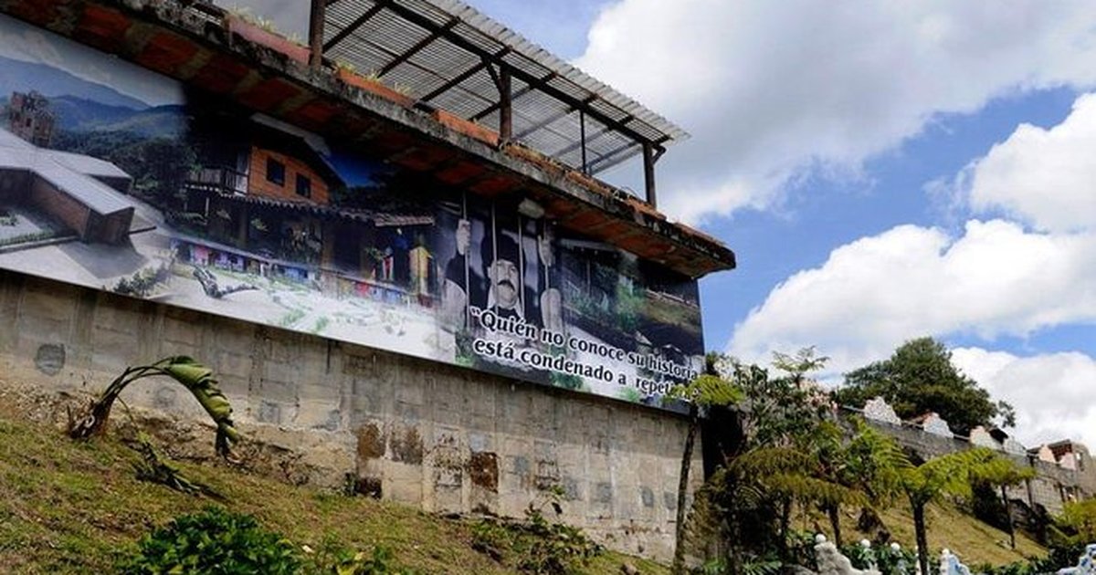 foto real barrio pablo escobar murales
